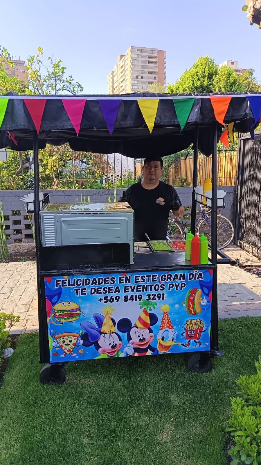 Carrito de comida gourmet P&P en un evento