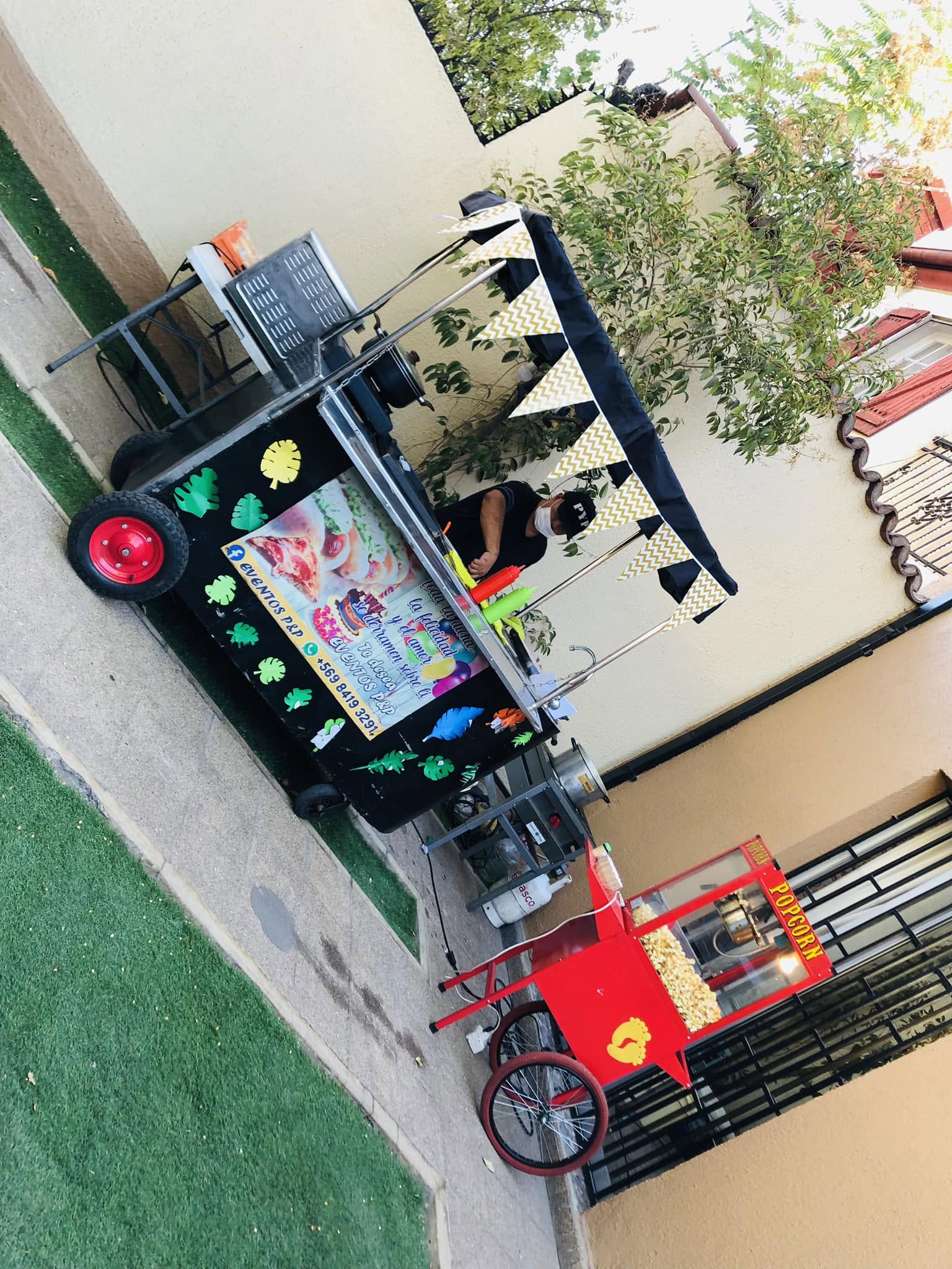 Servicio de carritos de completos italianos al aire libre en Santiago