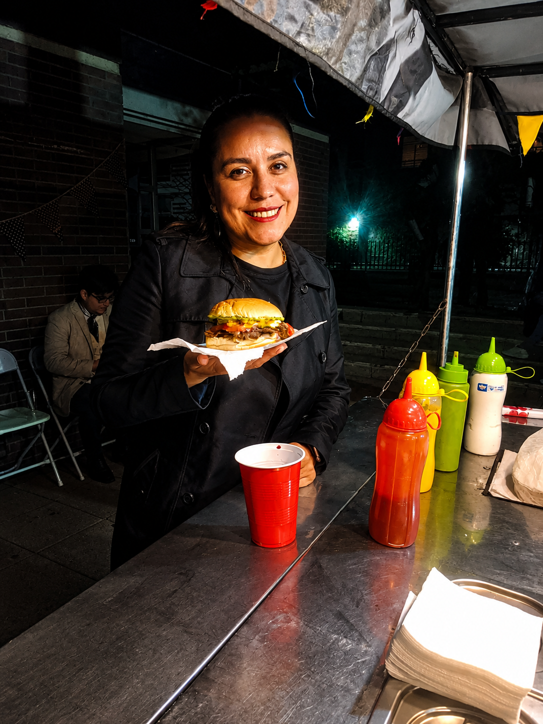 Churrascos gourmet calientes con pan artesanal para catering de eventos