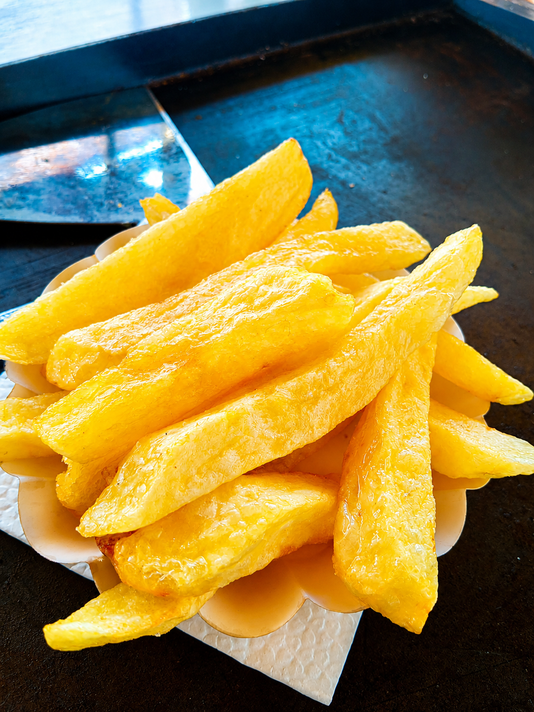 Papas fritas artesanales crujientes y calientes preparadas en el lugar