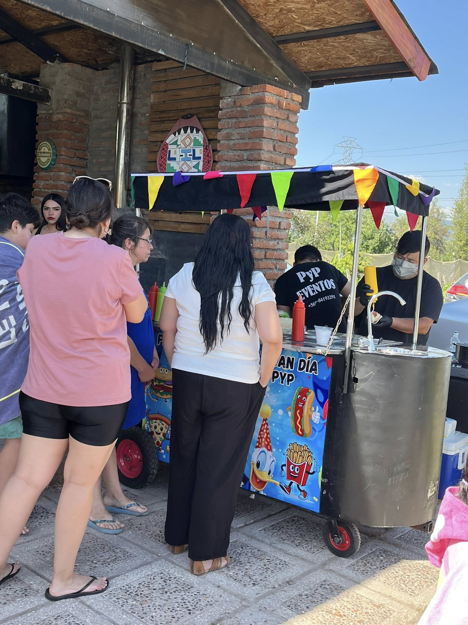 Fiesta de piscina en Santiago con catering de comida rápida