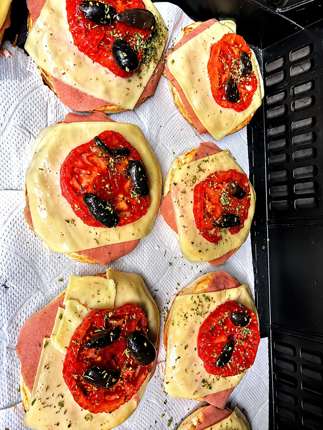 Pizzas caseras a la piedra recién horneadas para cumpleaños y celebraciones