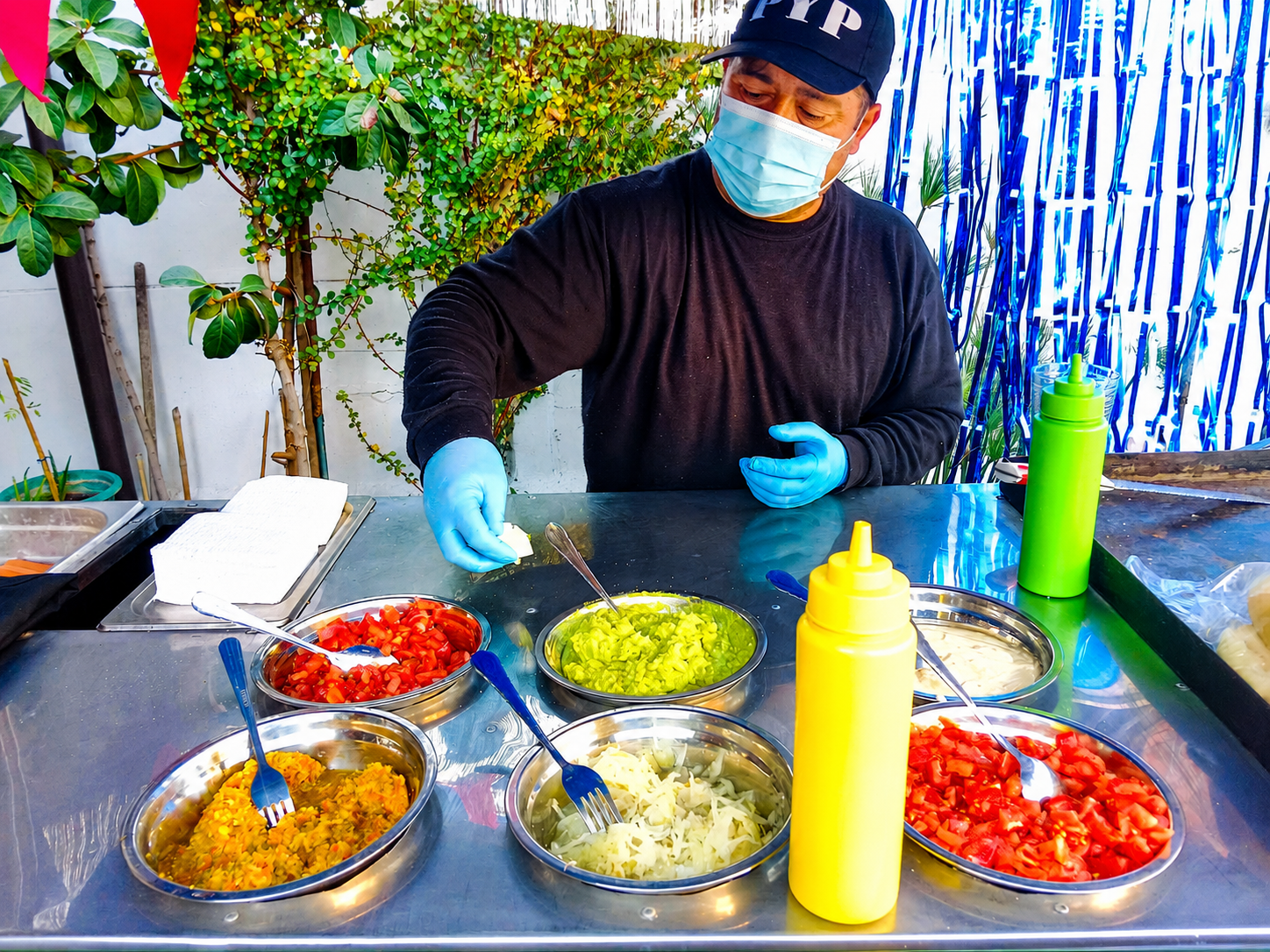 Presentación premium de buffet de completos e ingredientes frescos