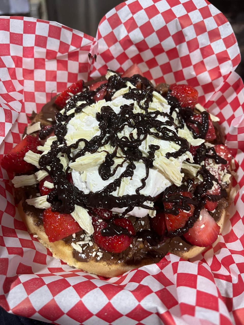 Waffles recién hechos dulces con toppings y crema para postres de eventos
